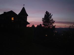 eine Silhouette einer Kirche bei Sonnenuntergang in der Unterkunft Ferienwohnung in Mörlenbach
