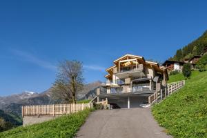 uma casa no lado de uma colina em Sunnseitn Lodge Exclusive Panorama em Stulles