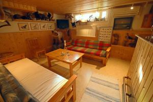 una sala de estar con un sofá y una mesa en Overkalix Holiday Home with Sauna, en Jock