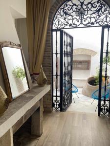 una puerta de hierro ornamentada en una habitación con espejo en Llana 5 alojamiento turistico, en Jaén