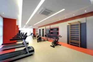 a gym with treadmills and cardio equipment in a room at Apartamento Brooklin, próximo ao metrô Campo Belo in São Paulo