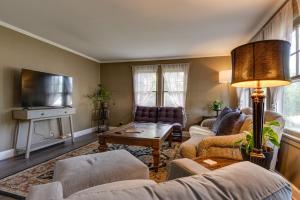 sala de estar con sofás y TV en Family-Friendly Fortville Rental Home with Fire Pit!, en Fortville