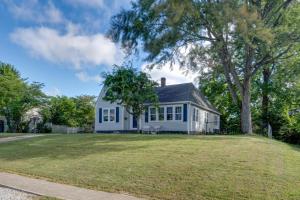 una casa blanca con un árbol y un gran patio en Family-Friendly Fortville Rental Home with Fire Pit!, en Fortville