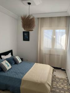 1 dormitorio con cama y ventana en Luxeux et Idéal à Marsa Plage vue sur Mer, en La Marsa