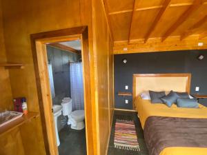 Ένα ή περισσότερα κρεβάτια σε δωμάτιο στο Cabaña Dormitorio - Estacionamiento Wifi