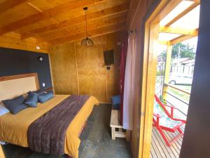 Ένα ή περισσότερα κρεβάτια σε δωμάτιο στο Cabaña Dormitorio - Estacionamiento Wifi