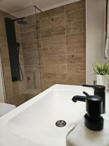 y baño con ducha y lavamanos. en Apartamento a 50m de la playa - Ideal familia, en Miami Platja