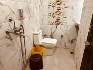 瑞詩凱詩的住宿－The For You Hotel & Restaurant，浴室设有卫生间和黄色垃圾桶