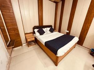 um quarto com uma cama num quarto em The For You Hotel & Restaurant em Rishikesh