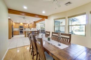 Η κουζίνα ή μικρή κουζίνα στο Dog-Friendly Home on Pinetop Lakes Course!