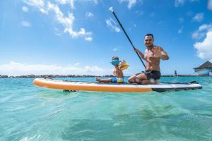 Oaspeți care stau la Curacao Avila Beach Hotel