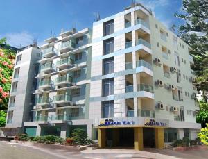 库克斯巴扎Hotel Beach Way的一座挂着招牌的白色大楼