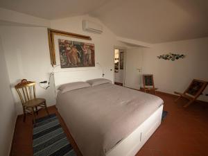 a bedroom with a bed and a painting on the wall at Villa Utilia into the wild in Perugia