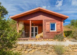 una pequeña casa de madera con una ventana sobre una roca en sidi bounaime, en El Jadida