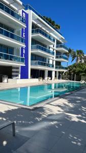 una piscina frente a un gran edificio en Monte Carlo by Miami Ambassadors, en Miami Beach