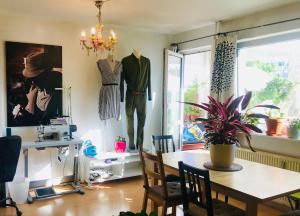 un comedor con una mesa y un maniquí en una ventana en Alt Treptow Fashion HQ, en Berlín 11 fotos más