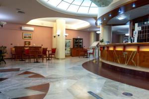 un vestíbulo con bar, mesas y sillas en Hotel San Nicola en Lagonegro