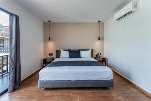 1 dormitorio con cama y ventana grande en Hotel Mexico, Merida, en Mérida