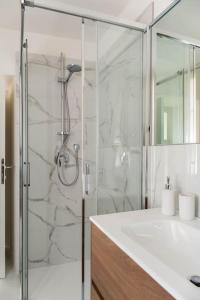 Un baño con ducha con puerta de cristal. en La Vacanza Bellagio, en Bellagio 38 fotos más