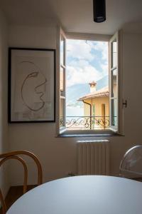 mesa de comedor con vistas a una ventana en La Vacanza Bellagio, en Bellagio