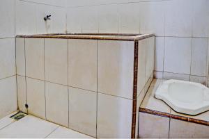 un bagno sporco con servizi igienici in un angolo di OYO 93107 Homestay H Syarif Syariah – Bandar Gresik a Gresik