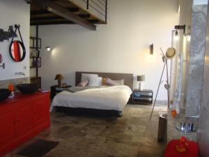 - une chambre avec un lit doté de draps et d'oreillers blancs dans l'établissement Maison d'Eon, à Salon-de-Provence