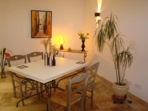 une table à manger avec des chaises et une plante dans l'établissement Maison d'Eon, à Salon-de-Provence