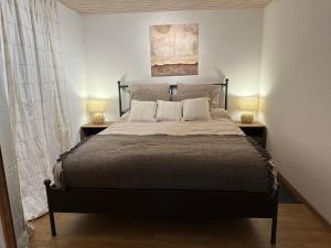 A bed or beds in a room at Appartement chalet avec une vue panoramique l'endroit idéal pour se ressourcer