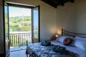 ein Schlafzimmer mit einem Bett mit zwei Kissen darauf in der Unterkunft Casa delle Ochette in Costermano sul Garda
