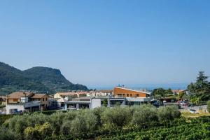 Blick auf eine Stadt mit Bergen im Hintergrund in der Unterkunft Casa delle Ochette in Costermano sul Garda