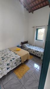 due letti in una stanza con finestra di Casa Da Ju Cavalcante a Cavalcante Altre 11 foto