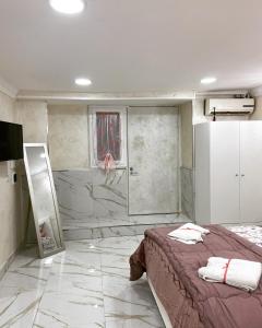 - une chambre avec une douche, un lit et une télévision dans l'établissement Blessing house, à Naples