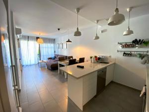 een keuken en een woonkamer met een wit aanrecht bij Luxury House Villamartin Zenia in Alicante