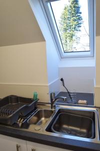 Kuchyň nebo kuchyňský kout v ubytování Cosy self-contained flat in Kirriemuir