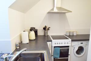 Kuchyň nebo kuchyňský kout v ubytování Cosy self-contained flat in Kirriemuir