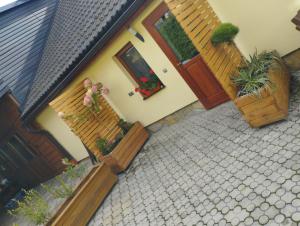 スピシュスカー・ノバー・ベスにあるApartmán Eliška Drevený rajの戸口・鉢植えの家屋風景
