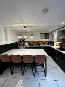 uma cozinha com uma mesa e cadeiras em The Cottage Leyburn em Leyburn