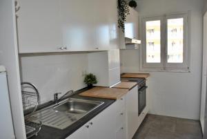 Una cocina o zona de cocina en Apartamento Benicasim 1ª línea de playa