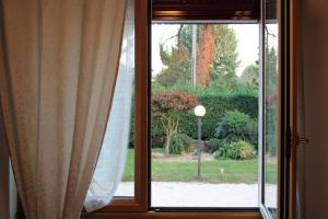 an open window with a view of a garden at B&B Ca' Teonghio in Orgiano +7 photos