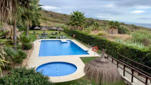 - une vue sur la piscine d'un complexe dans l'établissement Luxurious penthouse duplex with the best sea views, à Manilva