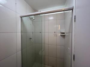 a shower with a glass door in a bathroom at Apartamento dos Sonhos - Studio em Prédio a Beira Mar in Balneário Camboriú