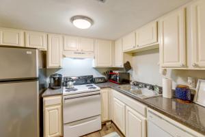 Kuchyň nebo kuchyňský kout v ubytování 3 Mi to Dtwn Austin Pet-Friendly Condo with Pool