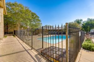 Bazén v ubytování 3 Mi to Dtwn Austin Pet-Friendly Condo with Pool nebo v jeho okolí
