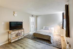 TV a/nebo společenská místnost v ubytování 3 Mi to Dtwn Austin Pet-Friendly Condo with Pool