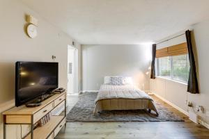 TV a/nebo společenská místnost v ubytování 3 Mi to Dtwn Austin Pet-Friendly Condo with Pool