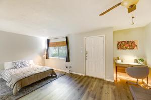 Postel nebo postele na pokoji v ubytování 3 Mi to Dtwn Austin Pet-Friendly Condo with Pool + 16 fotografií
