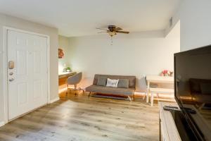 TV a/nebo společenská místnost v ubytování 3 Mi to Dtwn Austin Pet-Friendly Condo with Pool