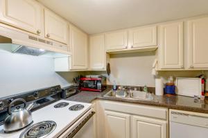 Kuchyň nebo kuchyňský kout v ubytování 3 Mi to Dtwn Austin Pet-Friendly Condo with Pool