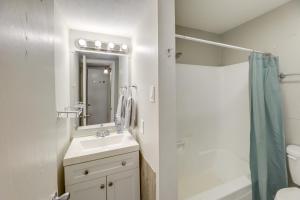 Koupelna v ubytování 3 Mi to Dtwn Austin Pet-Friendly Condo with Pool