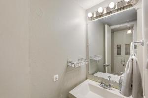 Koupelna v ubytování 3 Mi to Dtwn Austin Pet-Friendly Condo with Pool